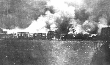 Smyrna in fire, the turks are destroying everything, and killing literally everyone, Smyrna 1924